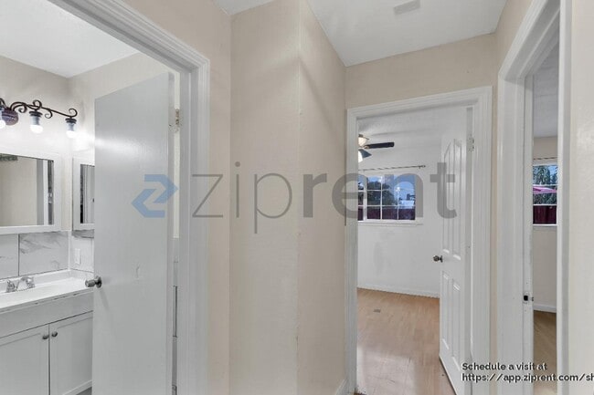 Building Photo - 1659 Knickerbocker Dr