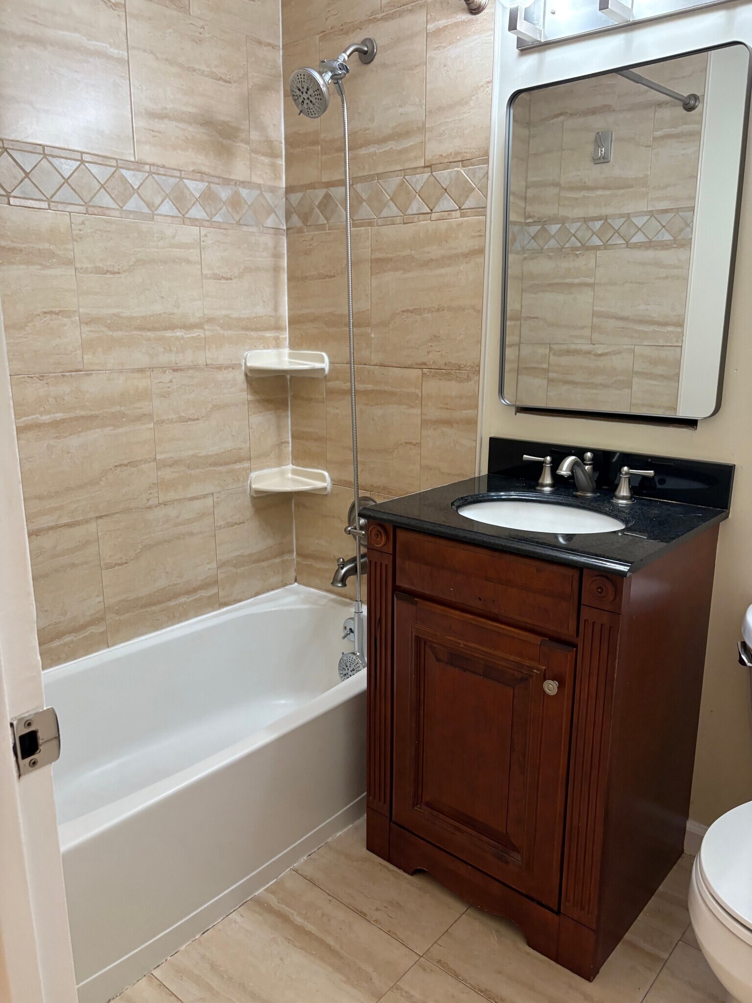 Full Bath - 46 James St