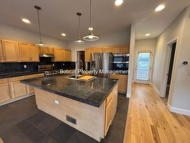 Building Photo - 1320 Thompson St