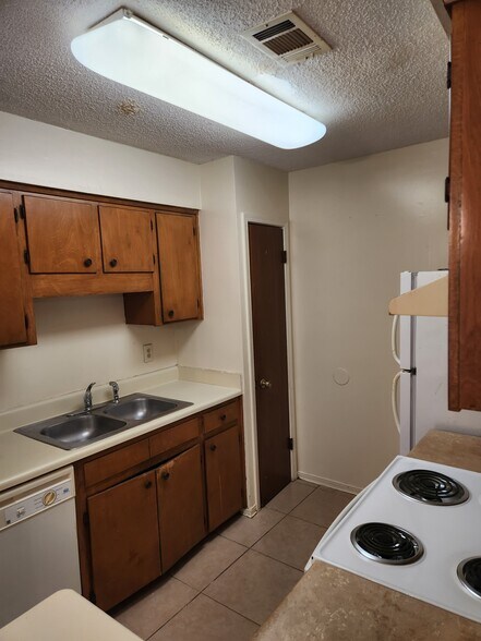 Kitchen - 8349 Country Walk Dr