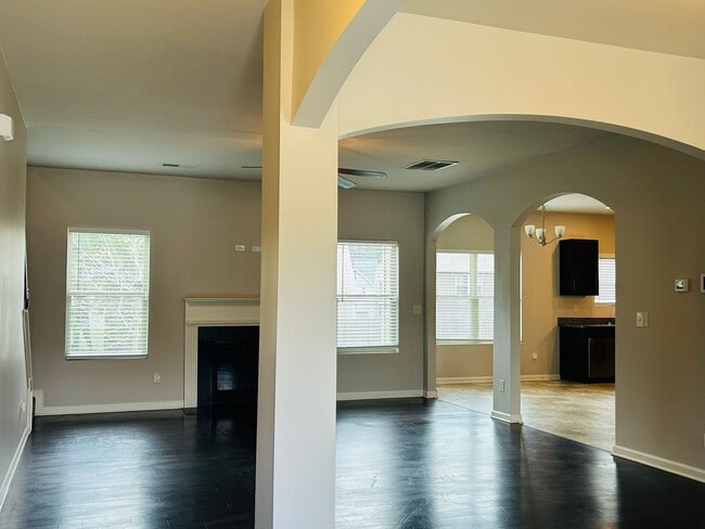 Building Photo - Beautiful 4 bedroom, 2.5 bathroom home In ...
