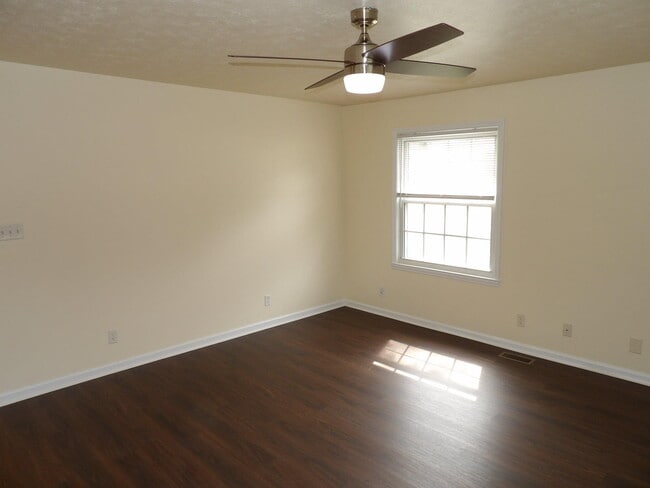 Building Photo - 102 Cedar Dr