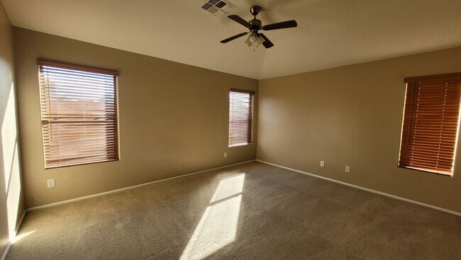 Building Photo - Great Home 3bd plus a Den!