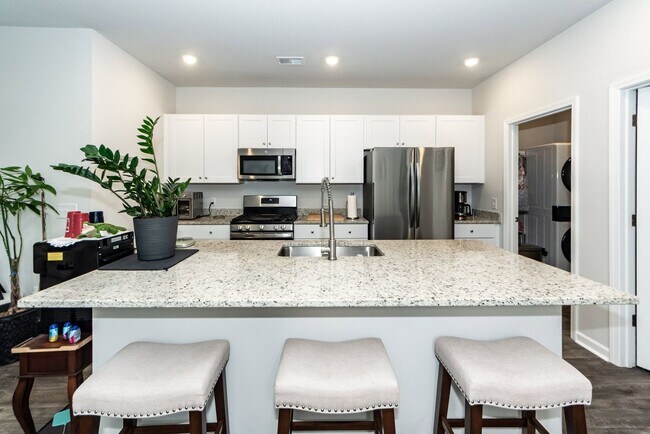 Building Photo - 239 Pine Crest View Dr