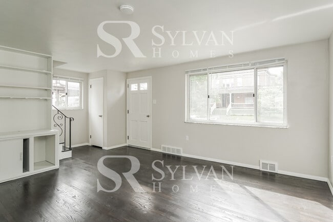 Building Photo - Cheerful and Welcoming Home for You!
