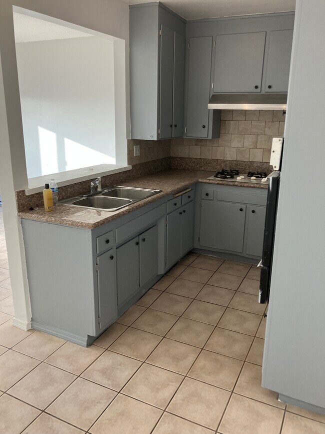 Building Photo - 1116 E Elk Ave