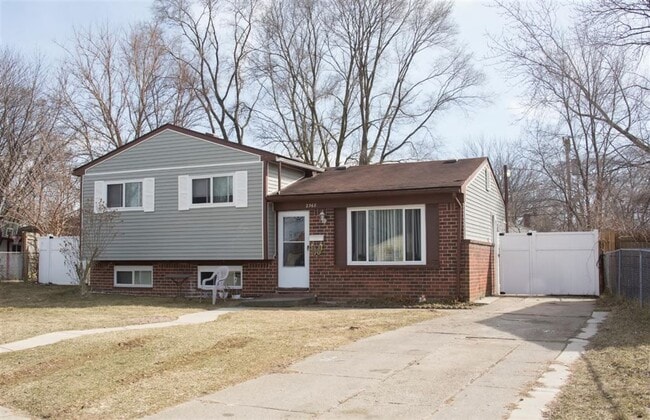 Building Photo - 2368 Pineridge Ct