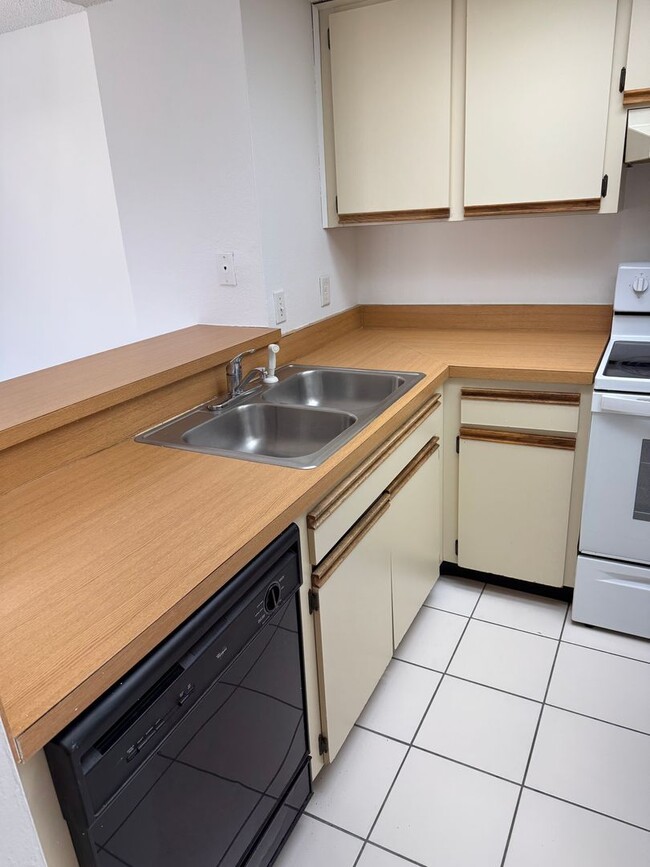 Building Photo - Centrally located condo in great community