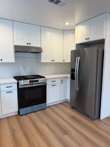 Building Photo - 3031 Vineyard Ave