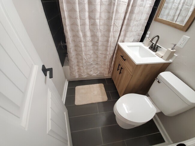 Building Photo - 1538 NE 42nd St