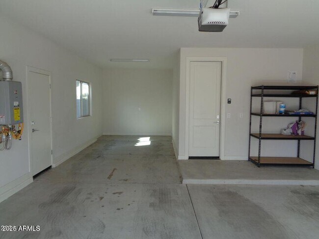 Building Photo - 42400 W Paseo Dr