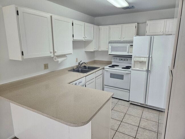 Building Photo - Great 3 Bed / 2 Bath Duplex in Millcreek