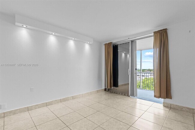 Building Photo - 1750 NE 191st St