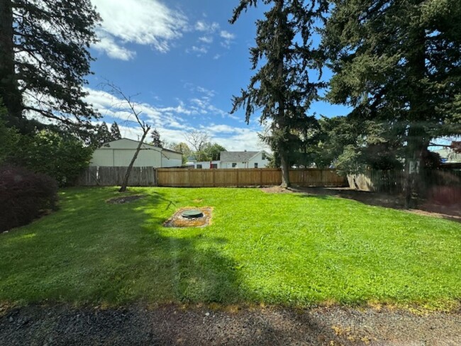 Building Photo - Pet Friendly Charming Remodeled 2 Bedroom ...