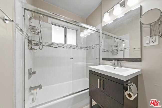 Building Photo - 8555 Sherwood Dr