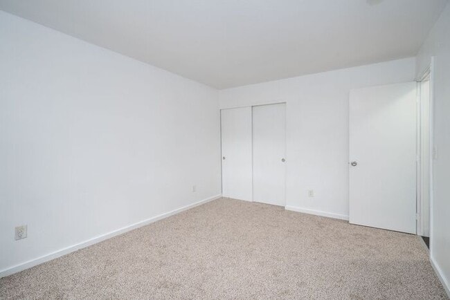 Building Photo - Beautiful 2 bedroom ready for you to call ...
