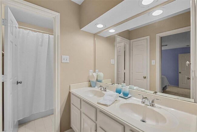 Building Photo - 15806 Virginia Fern Way