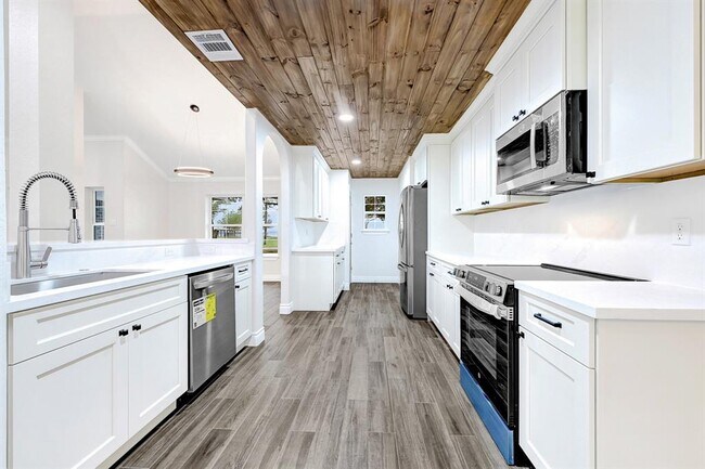 Building Photo - 14090 Waterview Dr