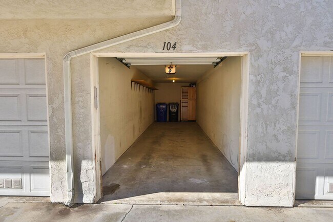 Building Photo - Talmadge : spacious 2 bed, 2 ba top floor condo