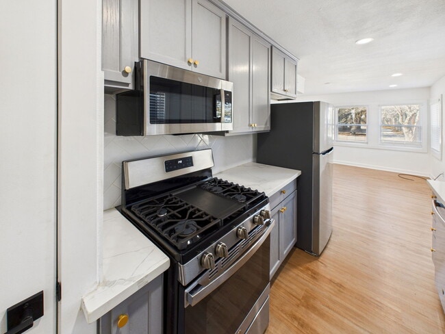 Building Photo - 607 Foch St