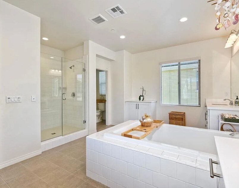 Building Photo - 239 Treasure Dr
