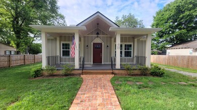 Building Photo - 3 Bed, 2 Bath Home Available in Greenville