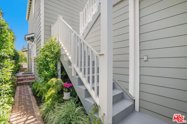 Building Photo - 431 Linnie Canal