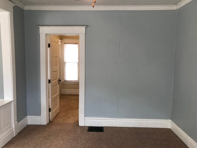 Building Photo - 128 Luton Ave SE