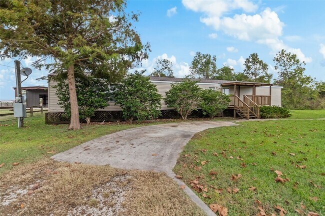 Building Photo - 15930 Pine St