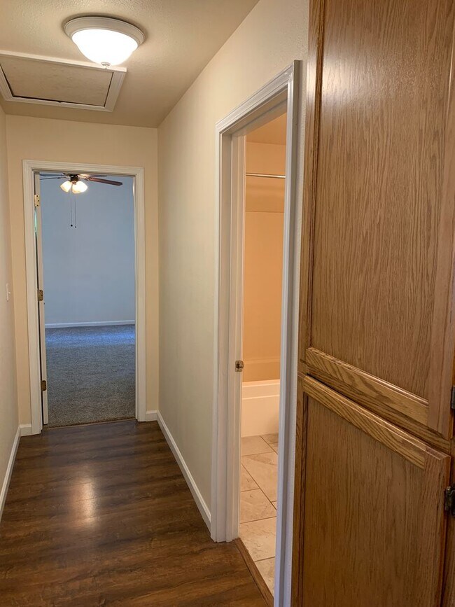 Building Photo - Updated 3 bedroom 2 bathroom close to Meri...