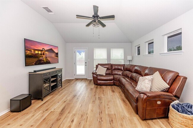 Building Photo - 303 Schuylerville Dr