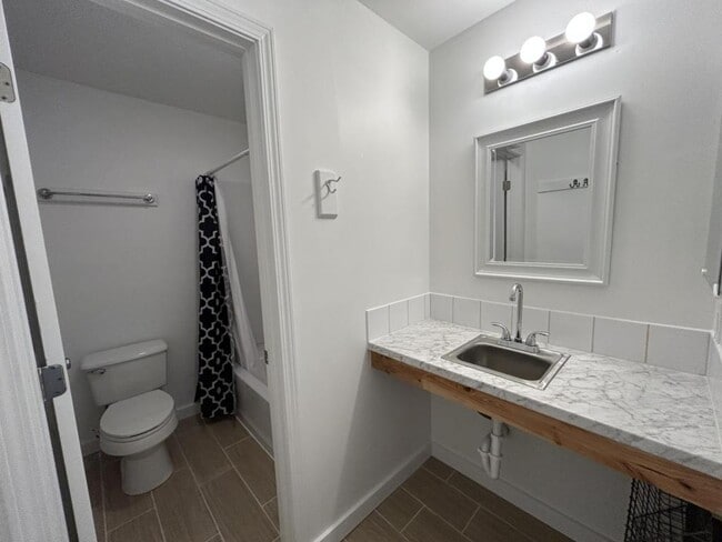 Building Photo - 1528 Avenue A