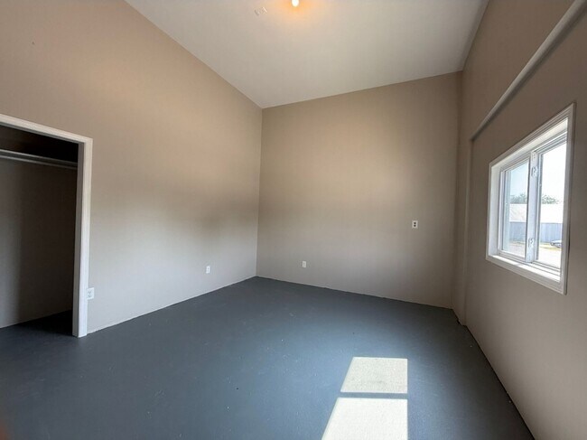 Building Photo - Blue Mound 1 bed, 1 bath