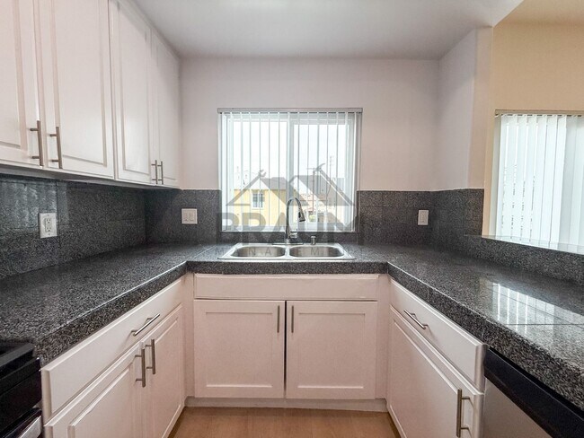 Building Photo - 11035 Moorpark St