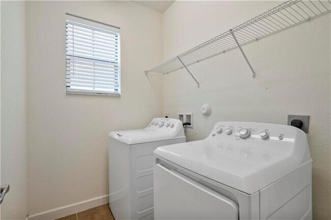 Building Photo - 8857 Willow Cove Ln