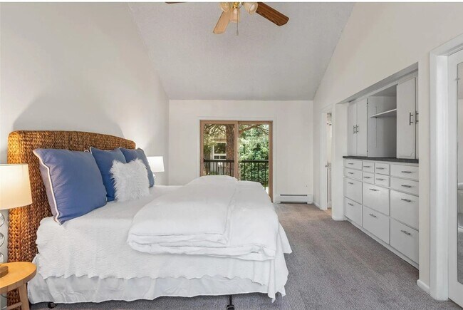 Building Photo - Exquisite Townhome in Hiwan on Golf Course!