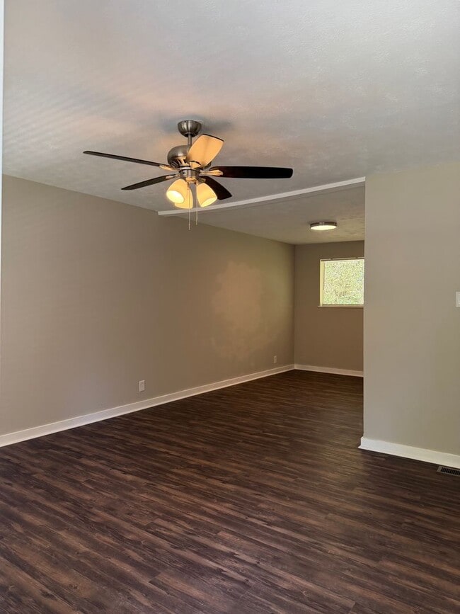 Building Photo - 3 Bedroom 2 Full Bath House