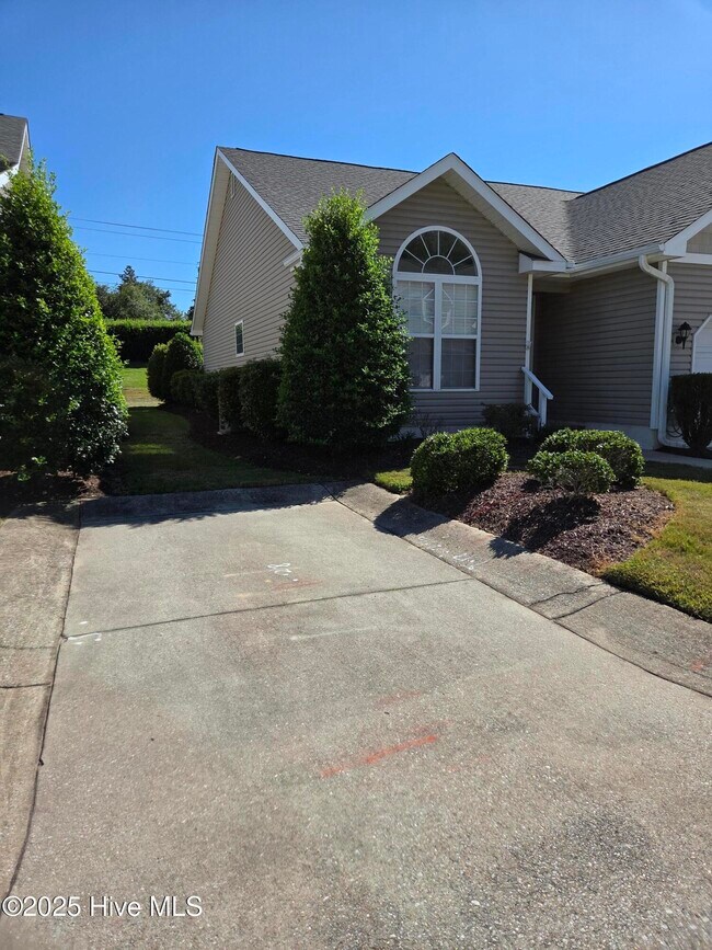 Building Photo - 521 Village Green Dr