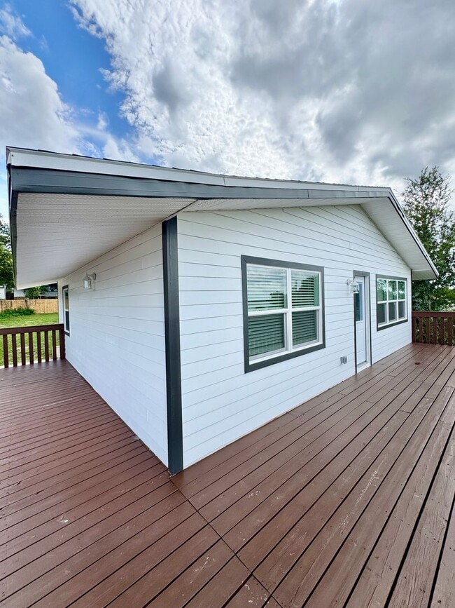 Building Photo - Beautifully Renovated 2-Bed/1-Bath Upstair...