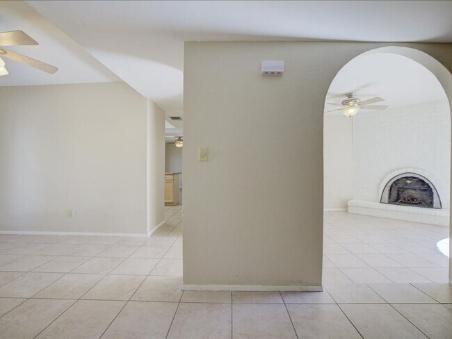 Building Photo - 3 Bedroom 2 Bathroom