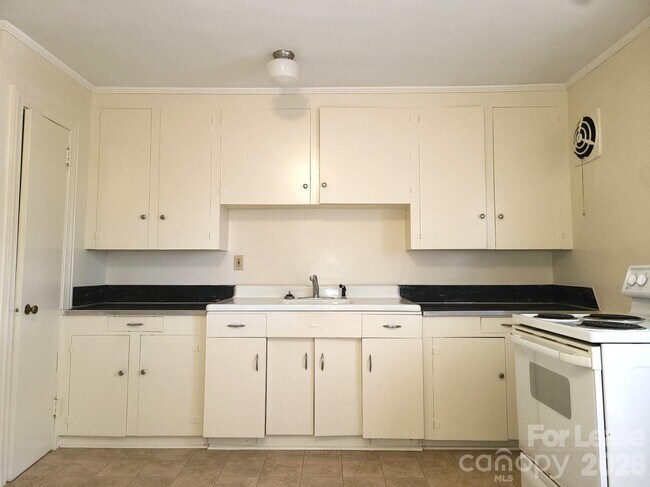 Building Photo - 2245 Crescent Ave