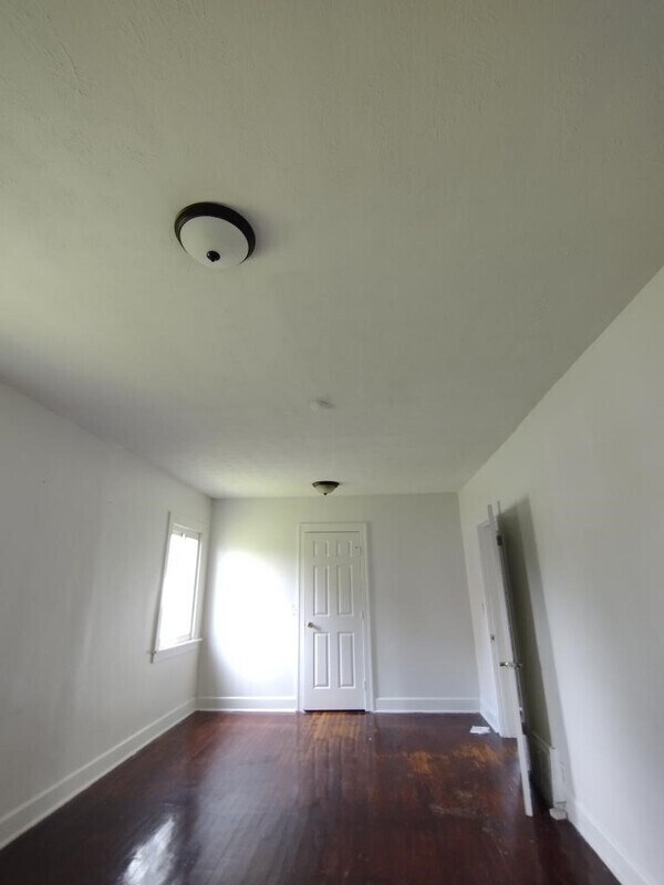 Building Photo - 950 E 237th St