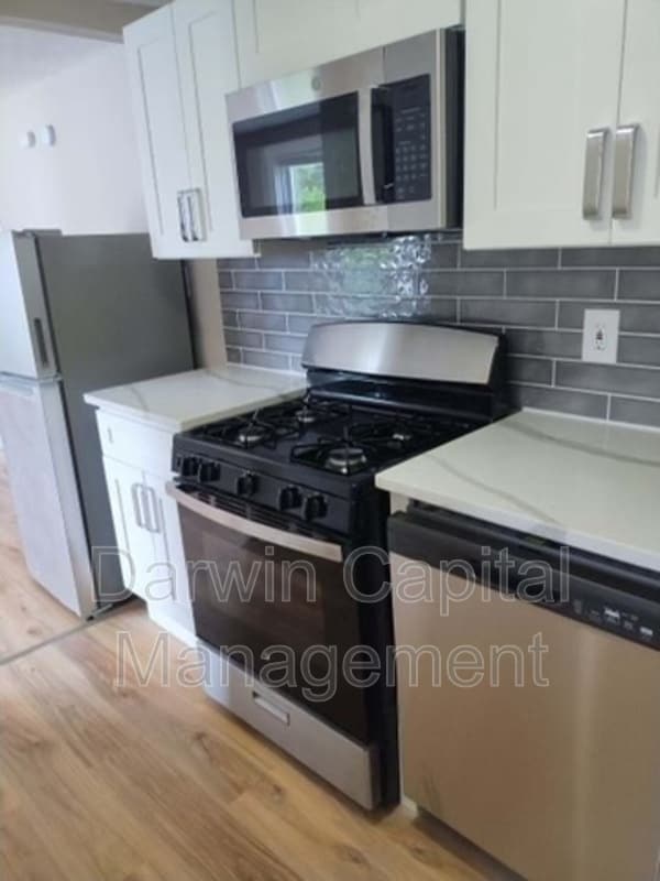 Building Photo - 100 E Holly