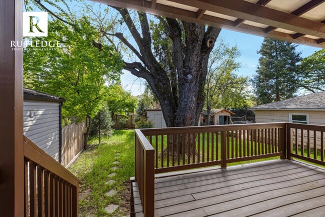 Building Photo - 2 Bed / 1 Bath Home with Large Deck