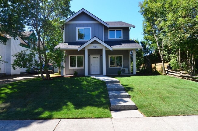 Building Photo - 5 Bedroom, 2.5 Baths Home for Rent, Available in September