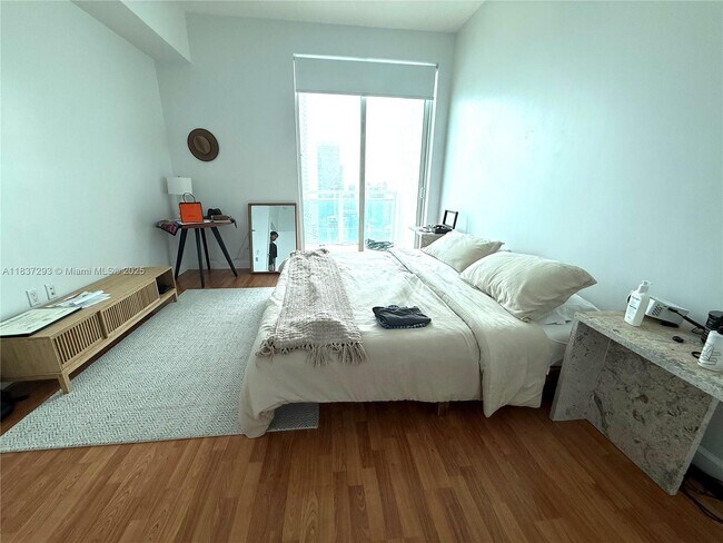 Building Photo - 950 Brickell Bay Dr