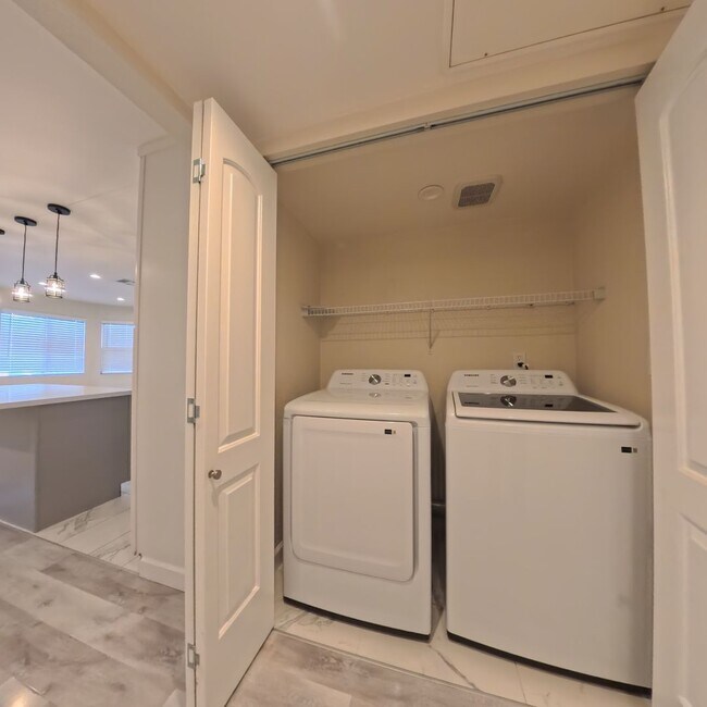 Building Photo - Modern style 2 Bed 2 bath Condo 1st Floor at The Lakes!