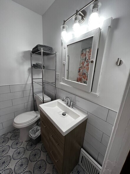 Building Photo - 115 E Cedar Ave