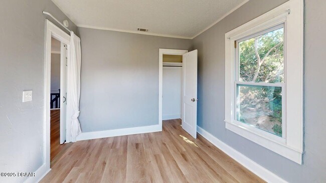 Building Photo - 831 N Oleander Ave