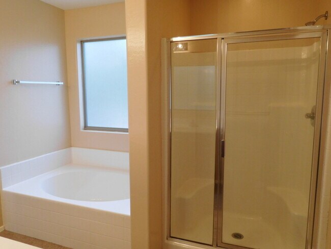 Building Photo - Huge 2700 SFT, Golf-view Community in Villages at Queen Creek!